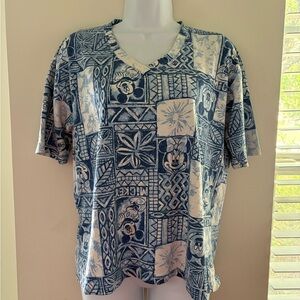 Vintage Women's Blue and White Patterned Short Sleeve Tee